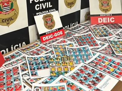 Polícia apreende figurinhas falsificadas da Copa do Mundo em Rio Preto