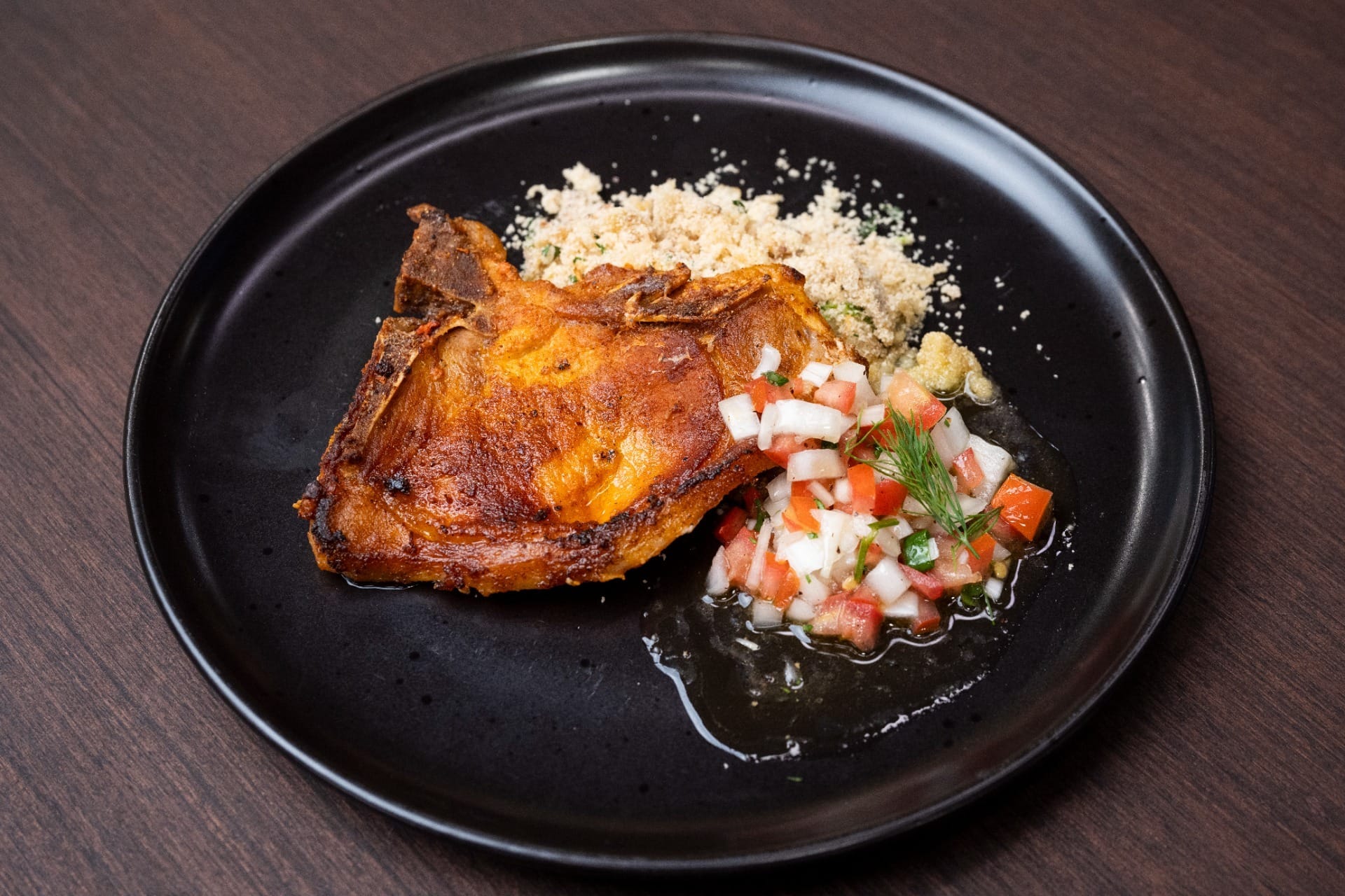 Bisteca de porco com farofa de banana e molho à campanha | Band Receitas
