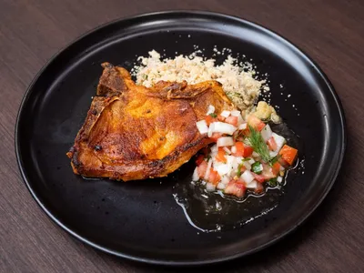 Bisteca de porco com farofa de banana e molho à campanha | Band Receitas
