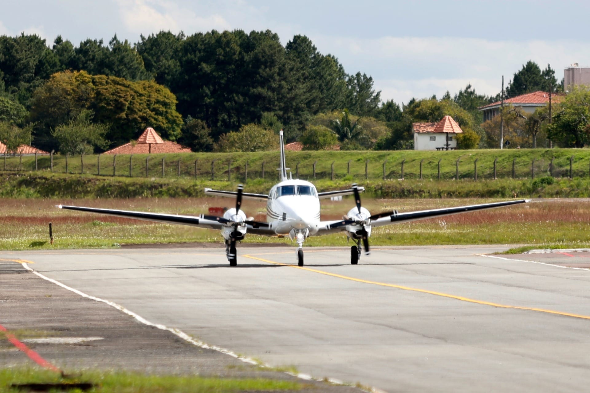 Ratinho Junior envia avião para buscar remédio experimental a jovem