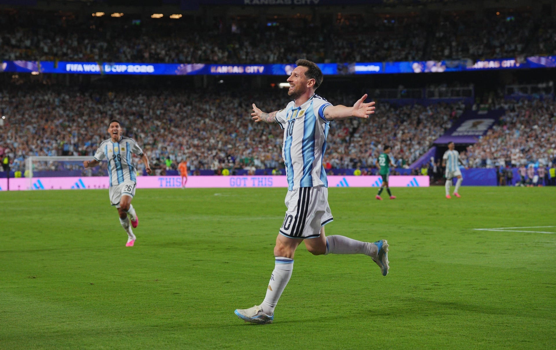 Argentina derrota Argélia em noite histórica para Messi