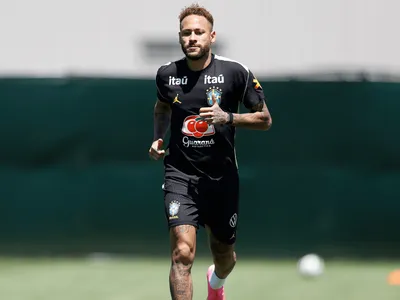 Neymar treina com bola e passa por trote na Seleção Brasileira; assista