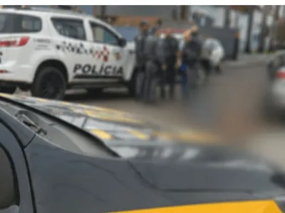 Homens roubam carro, são perseguidos pela polícia e batem em muro
