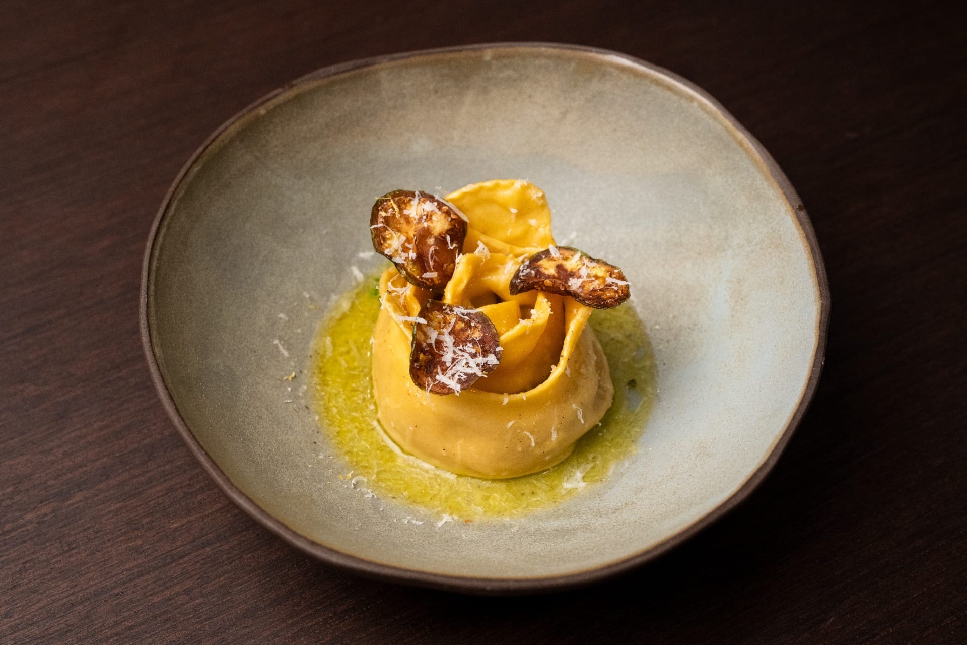 Ravioli de ricota e alho negro na manteiga noisette com chips de jiló | Band Receitas