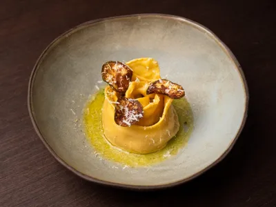 Ravioli de ricota e alho negro na manteiga noisette com chips de jiló | Band Receitas