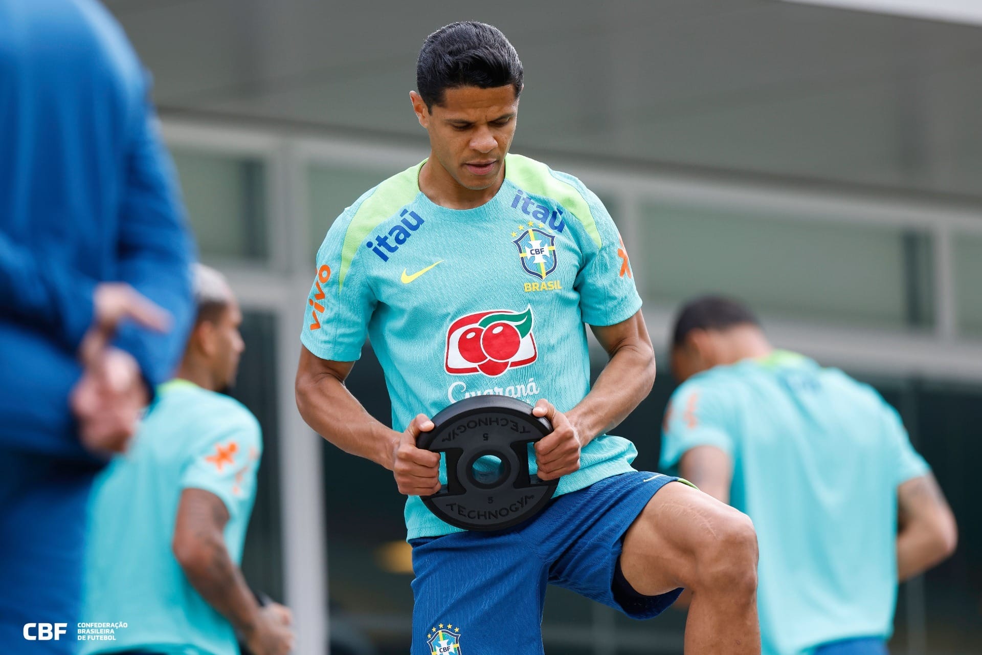 Douglas Santos celebra convocação para novo ciclo da Seleção e manda recado