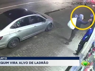 Homem furta boné de manequim em avenida de Pinhais; vídeo flagra