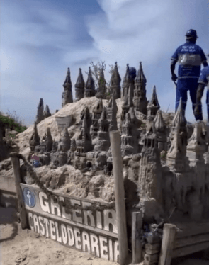 Castelo de areia da Praia do Pepê é demolido pela segunda vez no Rio