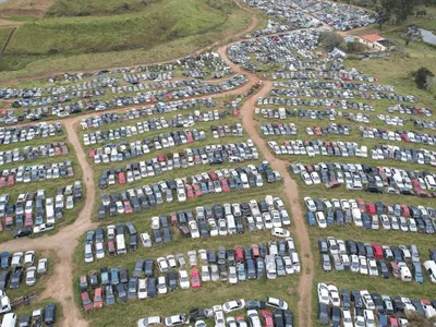 Cemitério de carros: pátio com 5 mil veículos preocupa moradores em Jacareí