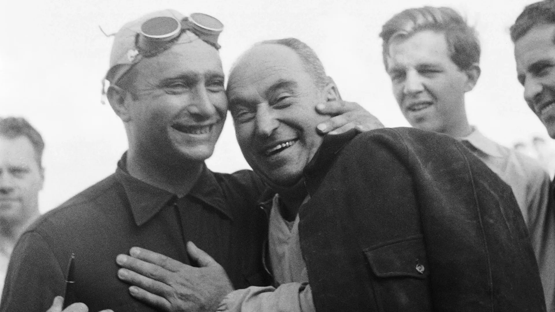 Juan Manuel Fangio (à esquerda) e Luigi Fagioli (à direita)