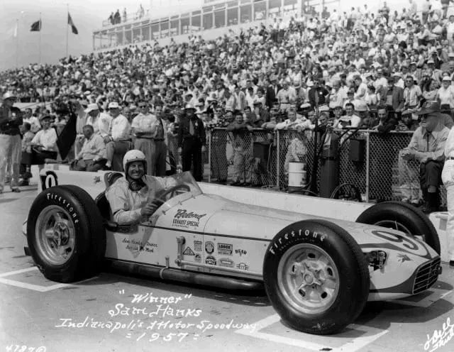Sam Hanks durante as 500 Milhas de Indianápolis de 1957