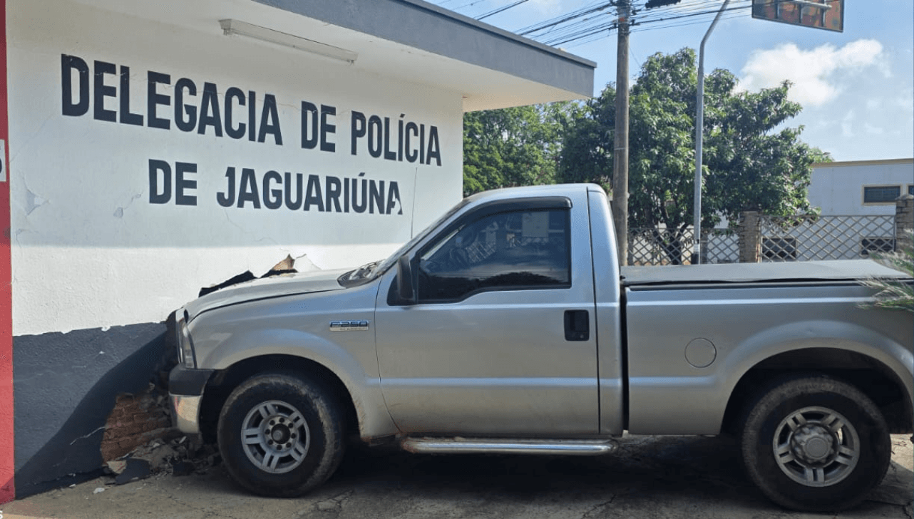 Caminhonete invade Delegacia de Jaguariúna e deixa funcionária ferida