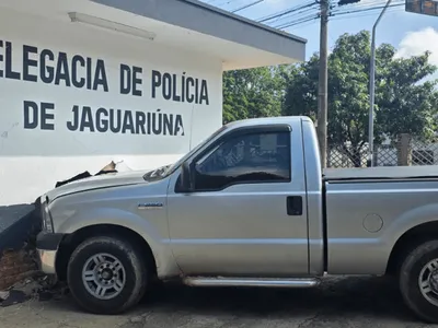 Caminhonete invade Delegacia de Jaguariúna e deixa funcionária ferida