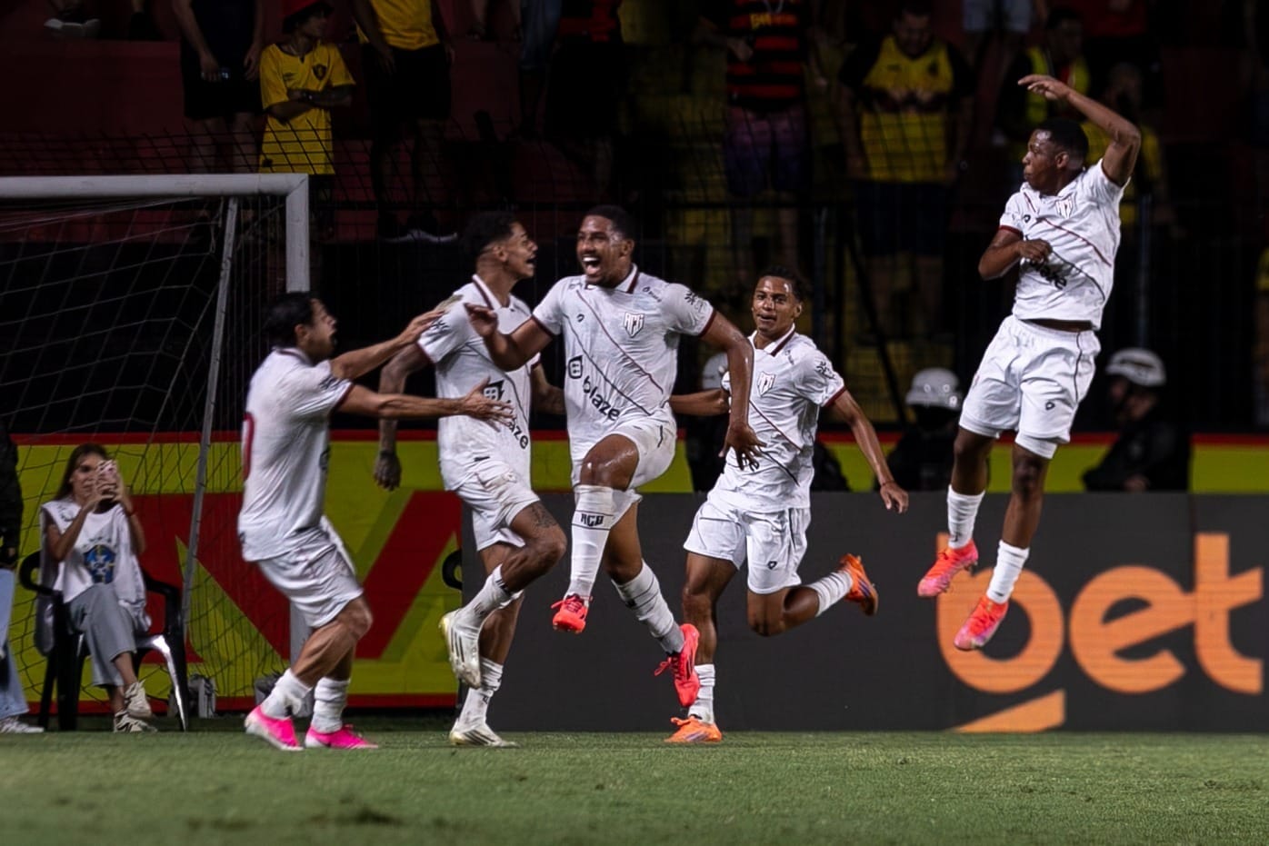 Gol no último lance impede mudança de liderança na Série B