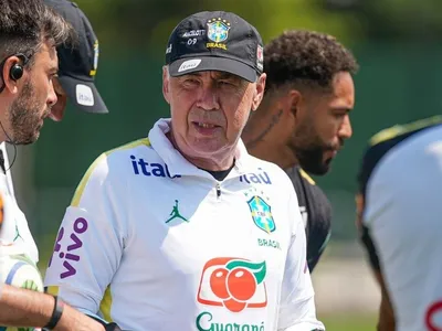 Ancelotti rebate jornalista e afirma: "Brasil tem várias identidades"