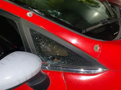 Homem de 50 anos é baleado dentro de carro em Pindamonhangaba