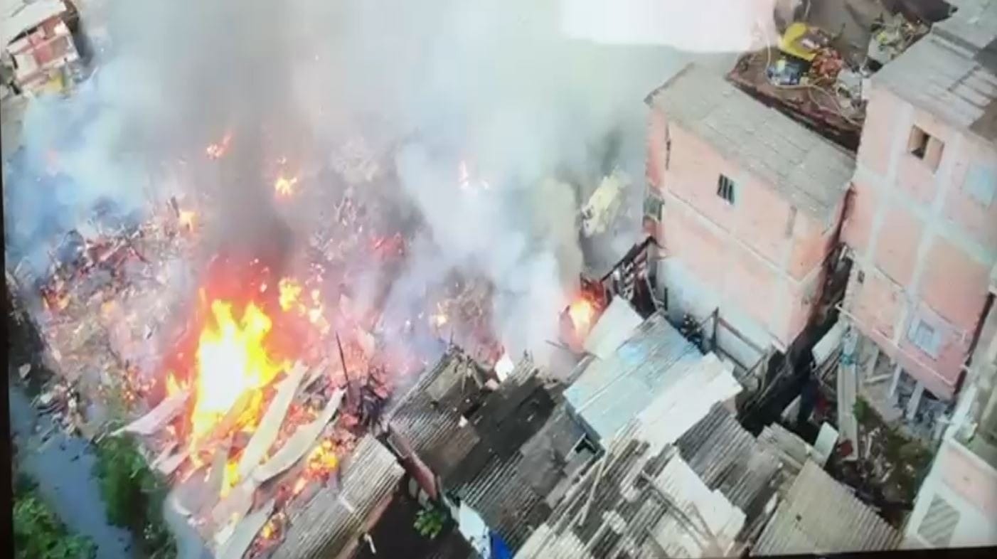 Incêndio em Paraisópolis destrói casas e afeta 50 famílias em São Paulo