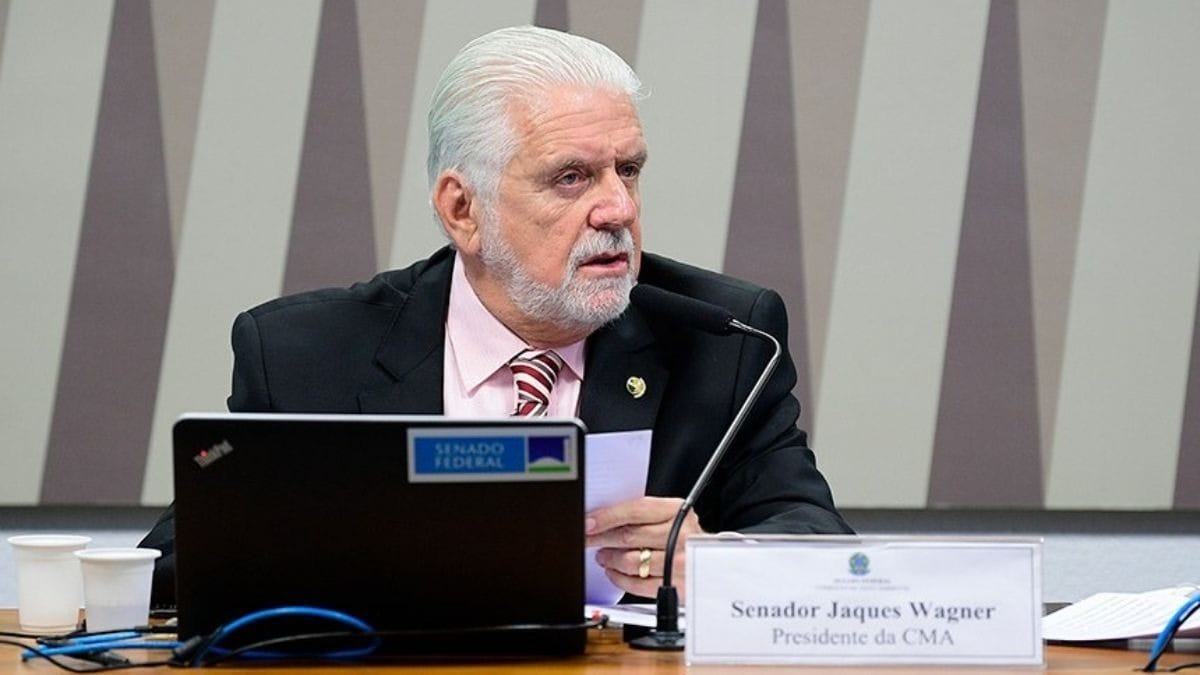 Jaques Wagner deve entregar liderança do governo após reunião com Lula