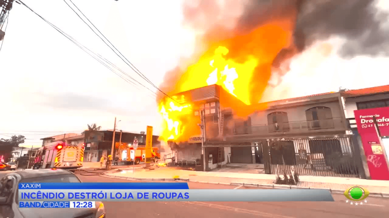 Caminhão dos bombeiros bate a caminho de incêndio em loja