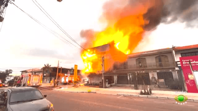 Vídeo: Incêndio destrói loja de roupas no Xaxim, em Curitiba
