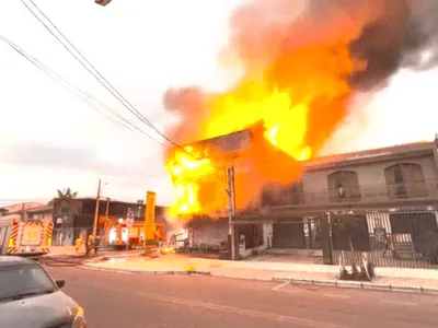 Vídeo: Incêndio destrói loja de roupas no Xaxim, em Curitiba