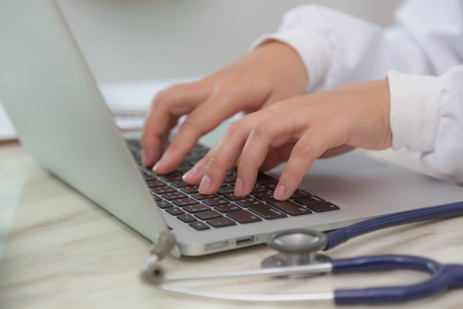 Telemedicina amplia acesso, mas expõe desafios na prática médica