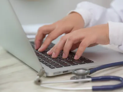 Telemedicina amplia acesso, mas expõe desafios na prática médica
