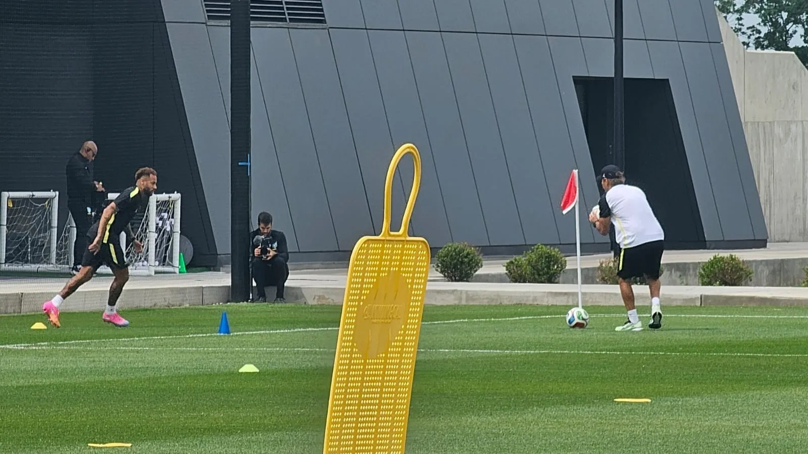 Neymar durante treino da Seleção nesta quinta-feira (18). Foto: Vinícius Batista/Band.com.br