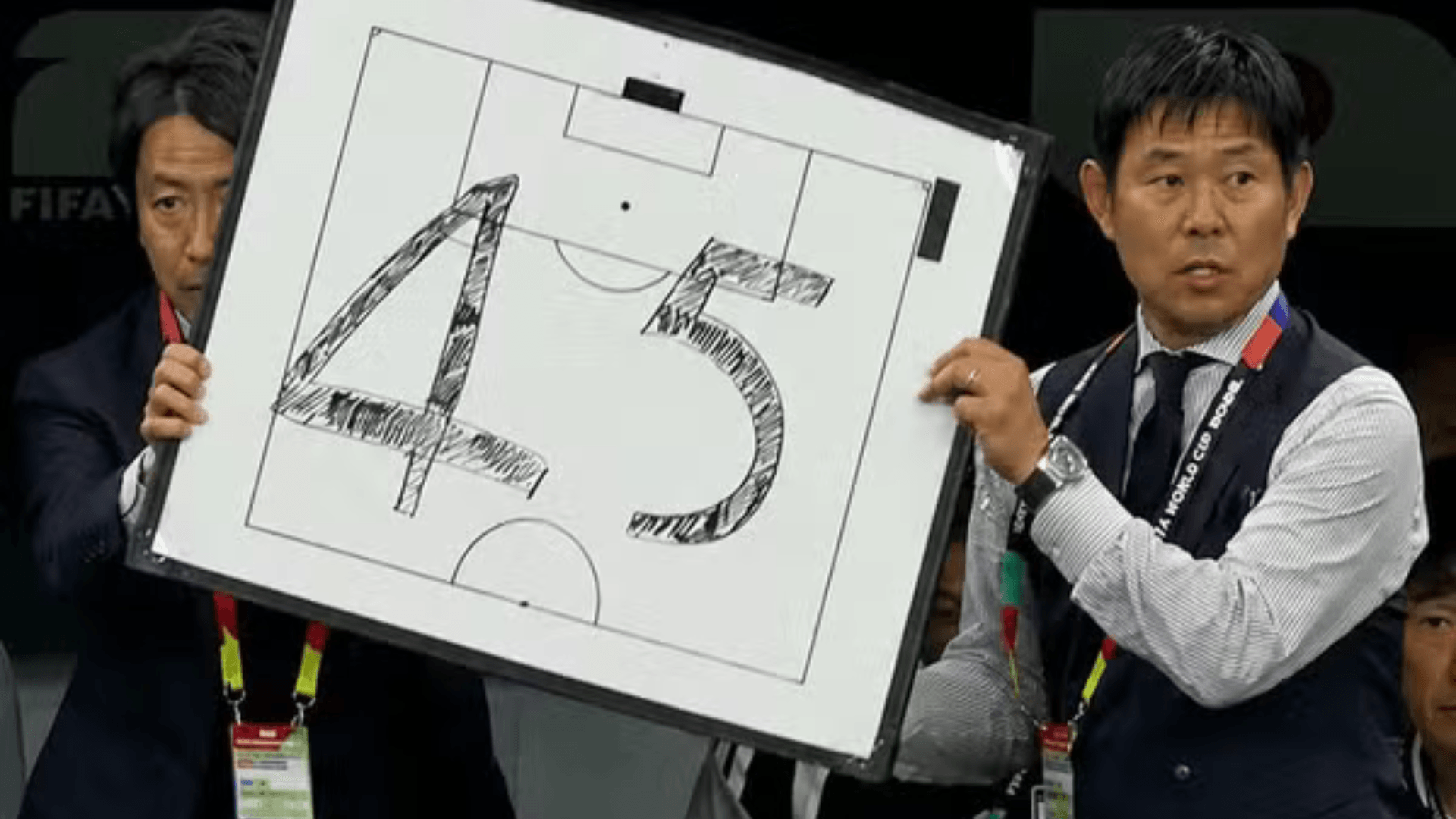 Plaquinha em campo: saiba da estratégia do técnico do Japão que viralizou