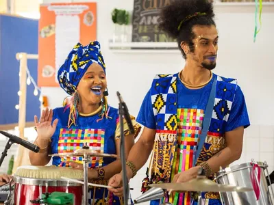 Espetáculo 'Kindezi' leva saberes afroindígenas a crianças no Litoral do PR