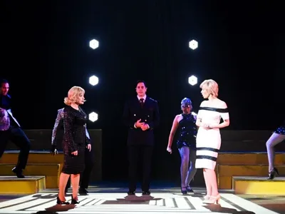 250 figurinos e 50 perucas: os bastidores de um musical da Broadway em SP