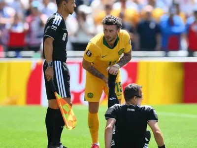 Árbitro de jogo dos EUA cai no gramado e precisa de atendimento; entenda