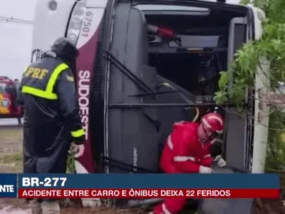 Ônibus tomba após batida na BR-277 e fere mais de 20 em Cascavel