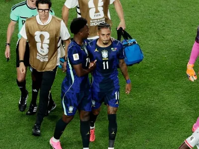 Com dores, Raphinha é substituído no 1º tempo de Brasil x Haiti
