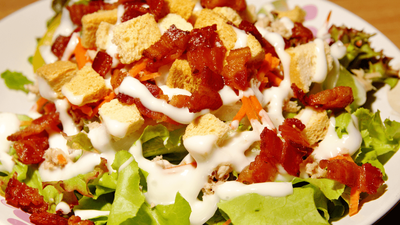Dê adeus à salada sem graça com esta versão quente e crocante; aprenda