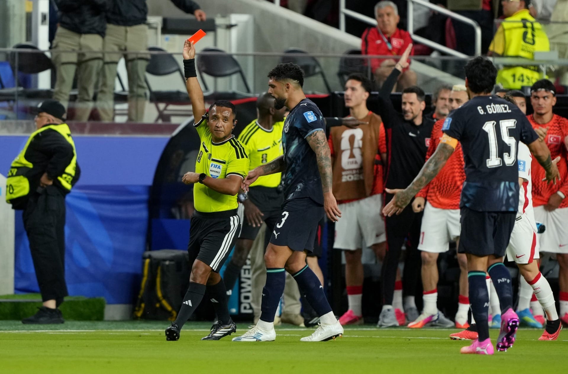 Paraguaio se torna o primeiro a ser expulso por cobrir a boca em discussão