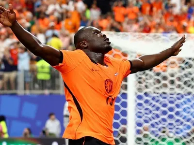 Brobbey: atacante brilha contra Suécia após deixar Memphis no banco