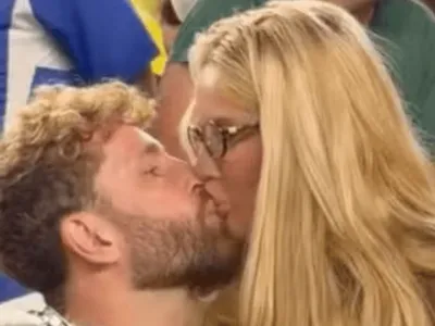 Juntos! Karoline Lima e Léo Pereira se beijam após jogo da Seleção nos EUA