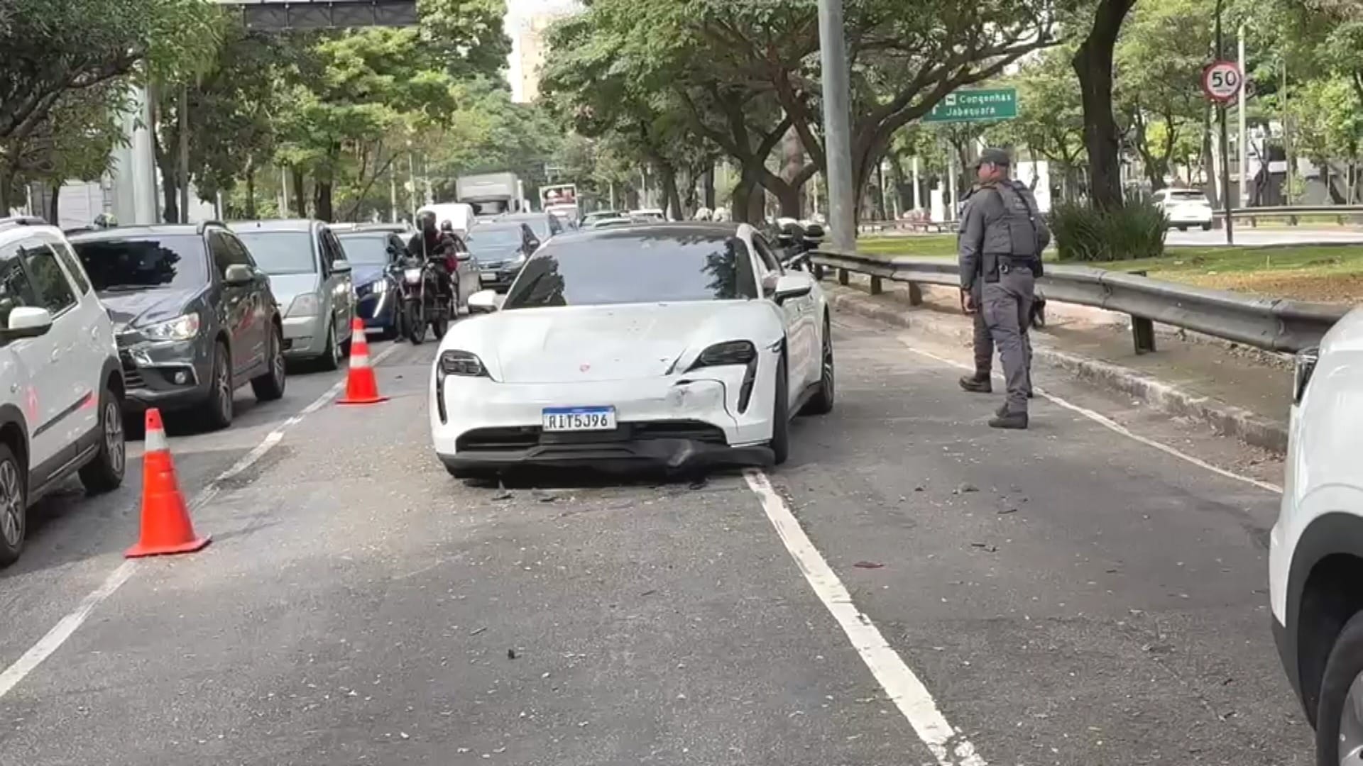 Motorista de Porsche causa acidente com três veículos na Zona Sul de SP