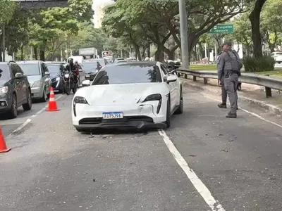 Motorista de Porsche causa acidente com três veículos na Zona Sul de SP