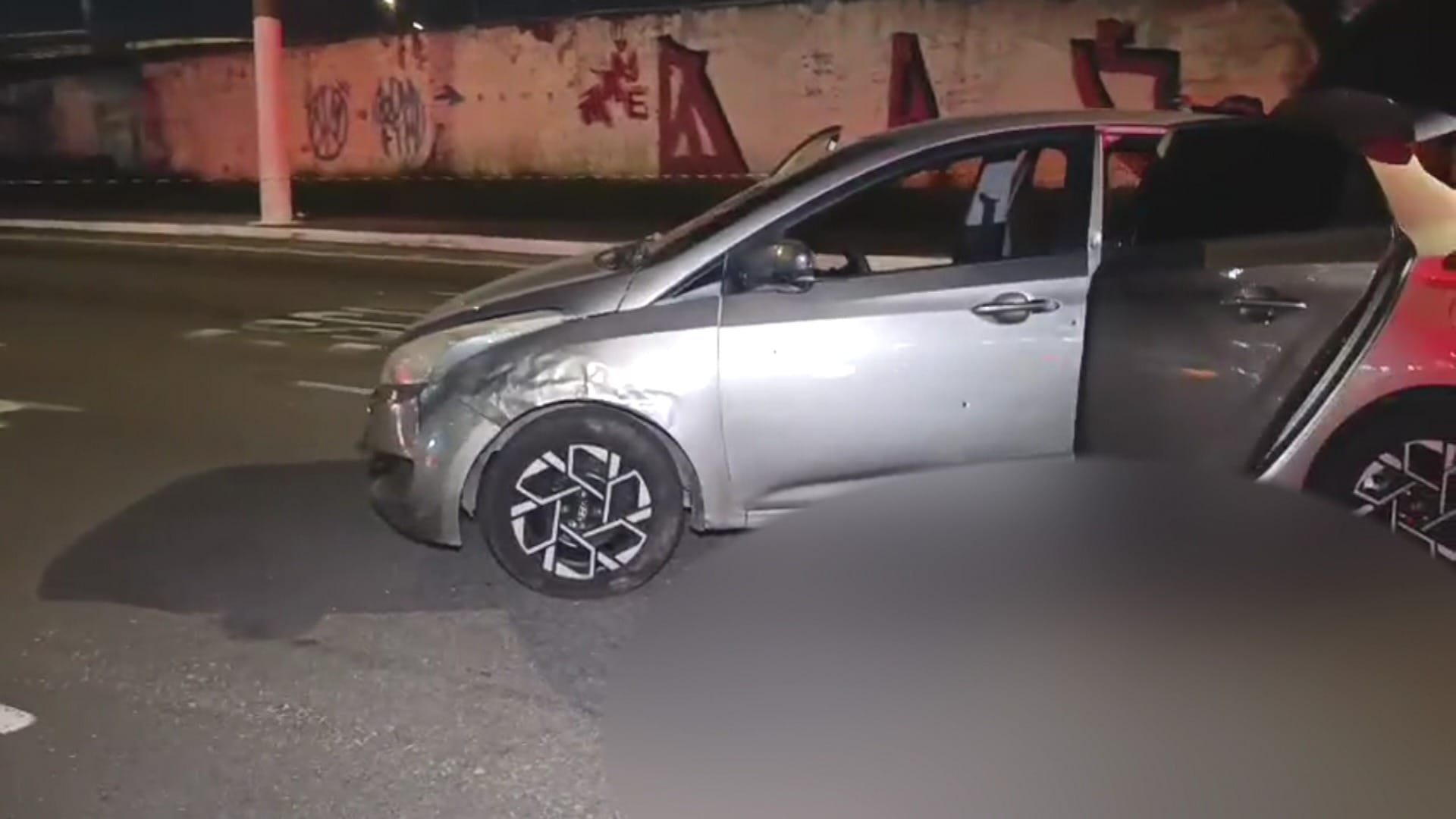 Motorista fura bloqueio, tenta atropelar PMs e acaba baleado em SP