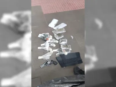 PCPR apreende armas e 3 kg de haxixe na rodoviária de Curitiba