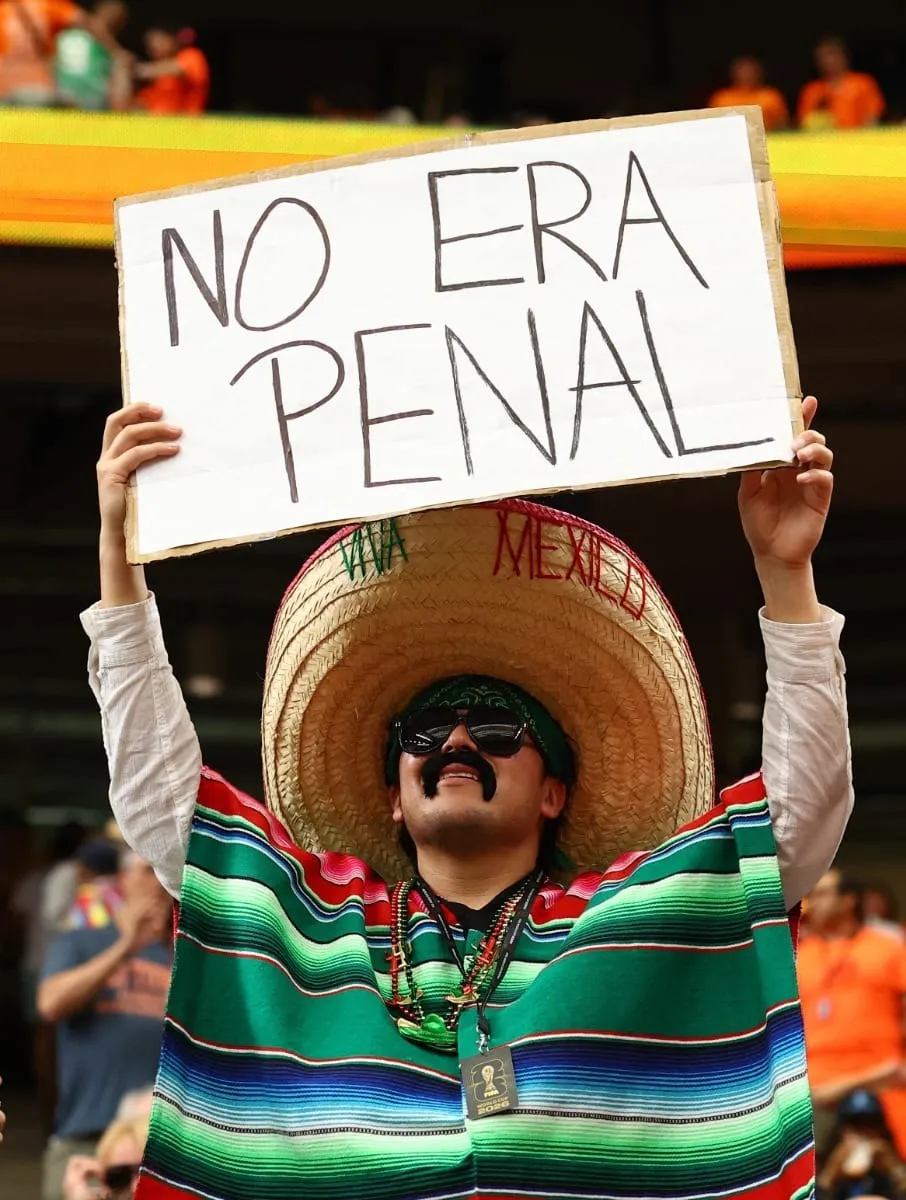 Torcedores do México lembram de lance polêmico em jogo contra Holanda. Foto: REUTERS/Phil Noble