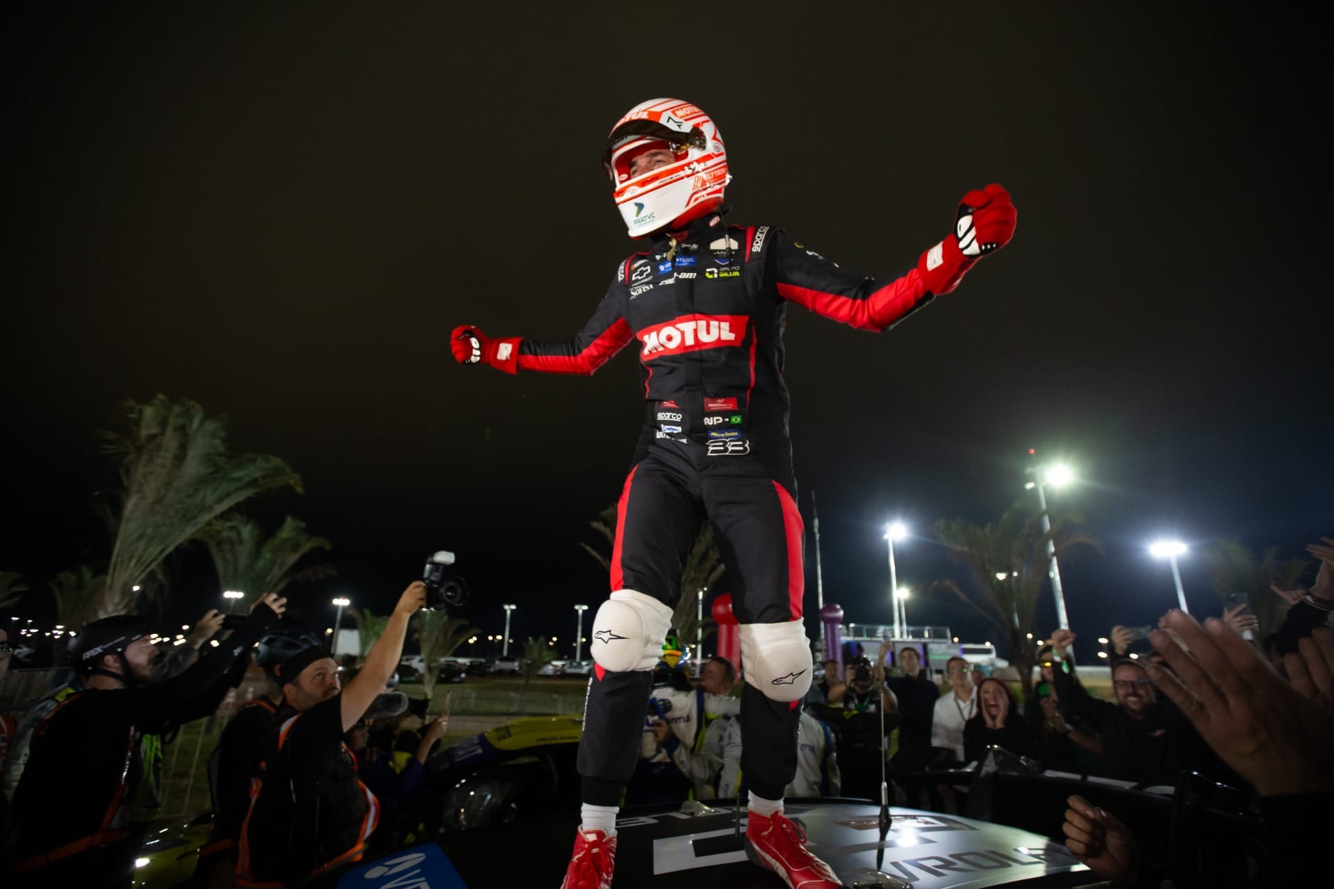 Stock Car: Piquet segura pressão de Fraga e vence corrida noturna em Cuiabá