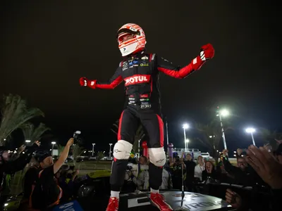 Stock Car: Piquet segura pressão de Fraga e vence corrida noturna em Cuiabá