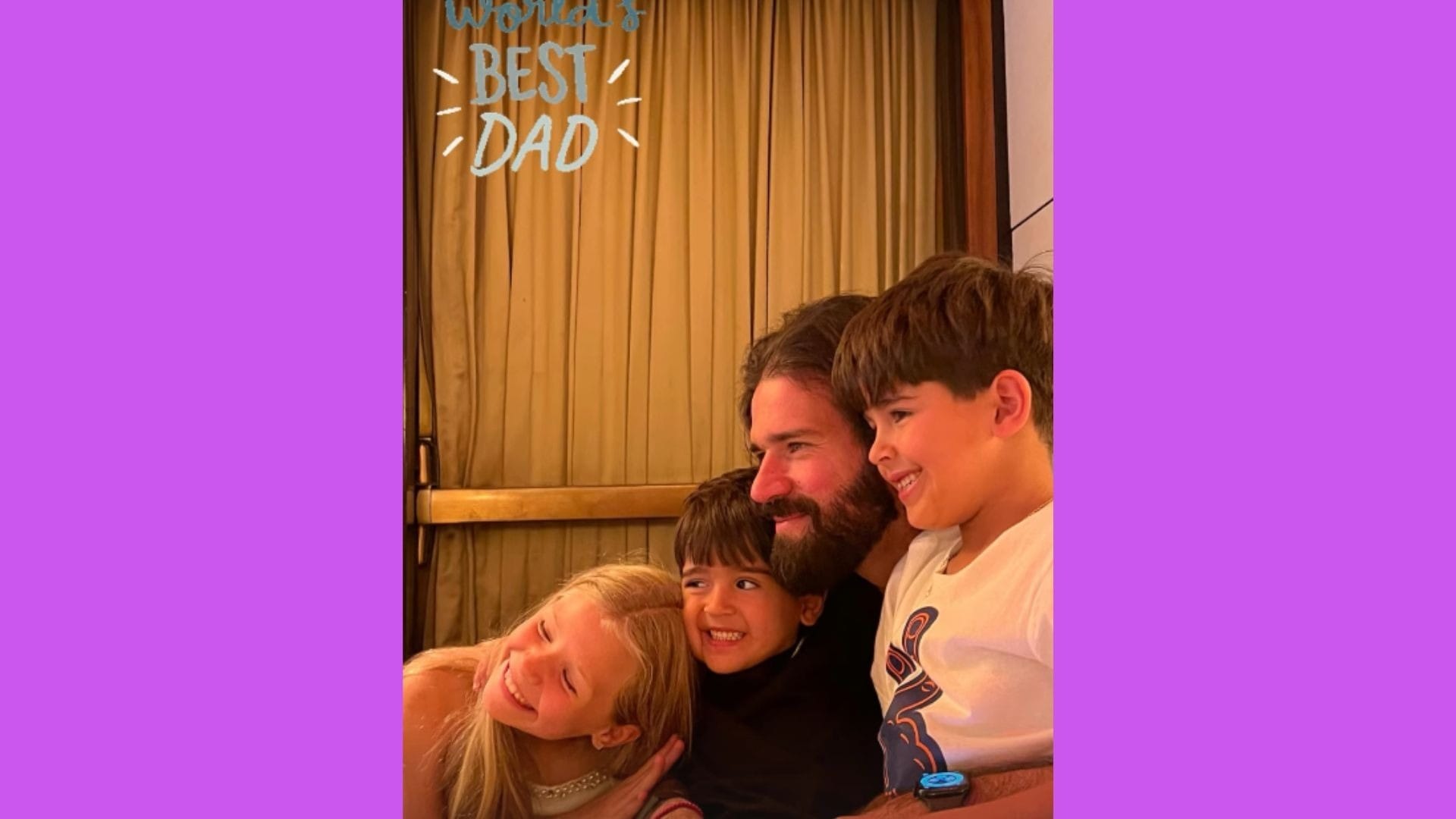 Goleiro Alisson com os filhos