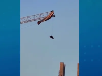 Homem que praticava parapente fica preso em guindaste; veja o vídeo