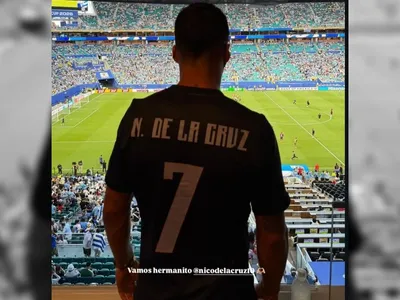 Suárez vai ao estádio com camisa de jogador do Flamengo na Copa do Mundo
