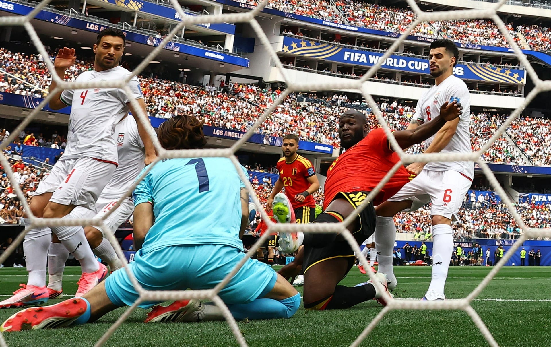 Bélgica e Irã empatam em jogo com expulsão, VAR e milagres dos goleiros
