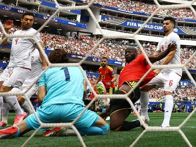 Bélgica e Irã empatam em jogo com expulsão, VAR e milagres dos goleiros